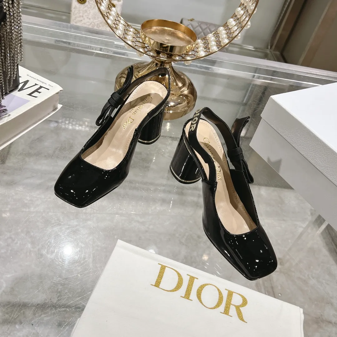 👟👟Ex-factory price 540👟👟Dior 2025 early spring new style Rhodes series women's sandals with special-shaped heel and empty back. Stars' same letter logo with electric embroidery process ➕Hardware buckle high-heeled women's shoes. The outside is decorated with butterflies 🦋knots for decoration, which makes the whole pair of shoes beautiful. 🌟Original development of top-end high-end version Material: imported patent leather upper, water-dyed sheepskin lining, foot pads + Italian leather outsole Heel height: 4cm 7.5cm Size: 35-41 standard code (40.41 customization is not returnable)